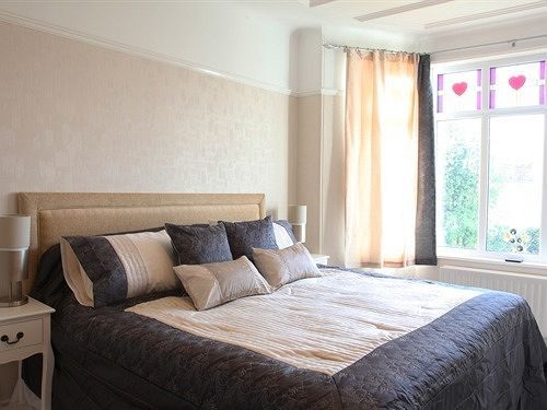 セント・オーステル Langdale House Bed & Breakfast エクステリア 写真
